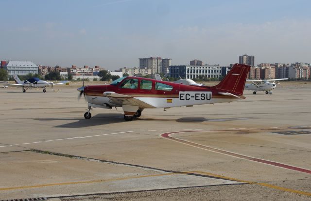 Beechcraft Bonanza (33) (EC-ESU)