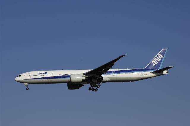 BOEING 777-300 (JA778A) - Final Approach to NRT Airport Runway 34L on 2011/12/31