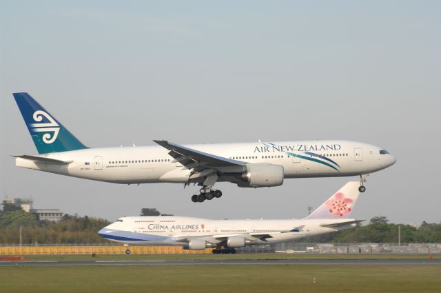 Boeing 777-200 (ZK-OKA) - Landing at Narita Intl Airport R/W16R on 2007/4/30