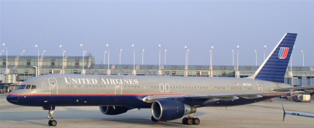 Boeing 757-200 (N577UA)