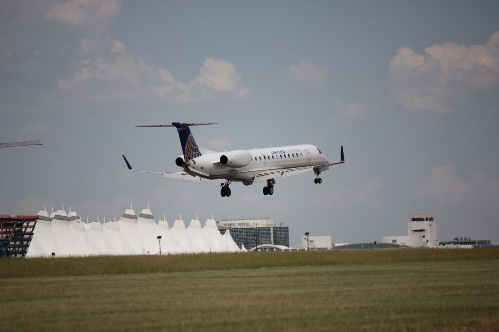 Embraer ERJ-145 (N18114) - Landing 35L