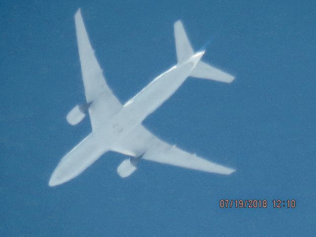 Boeing 777-200 (N214UA)