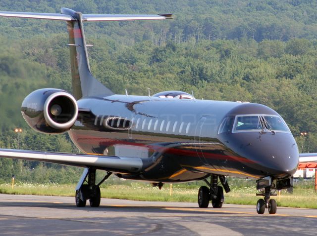 Embraer ERJ-145 (N138DE)