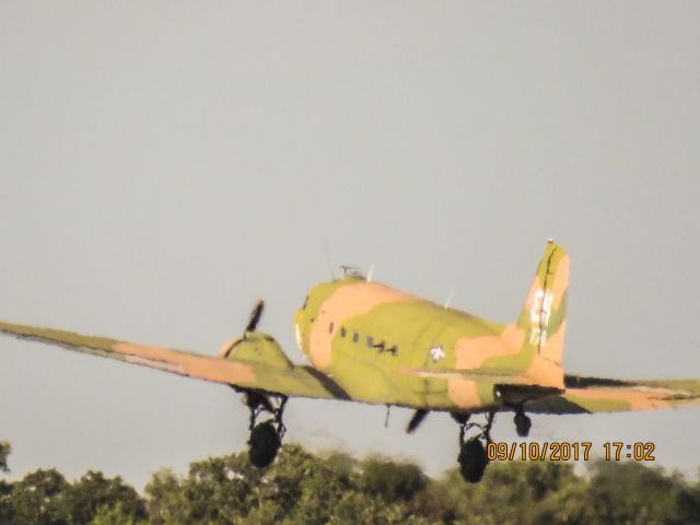 Douglas DC-3 (N2805J)