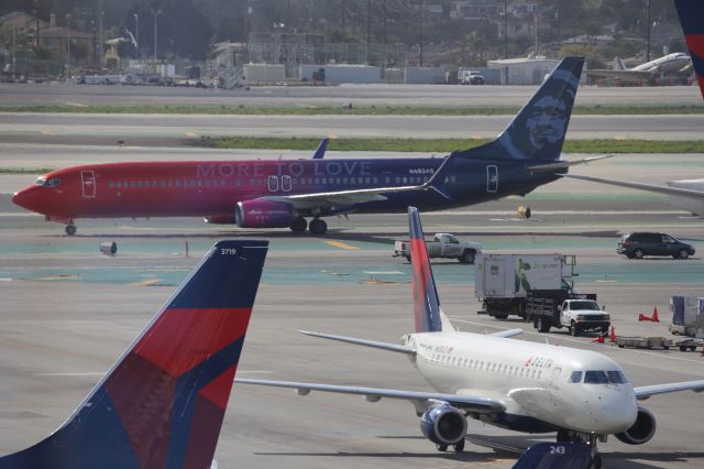 Boeing 737-700 (N493AS)