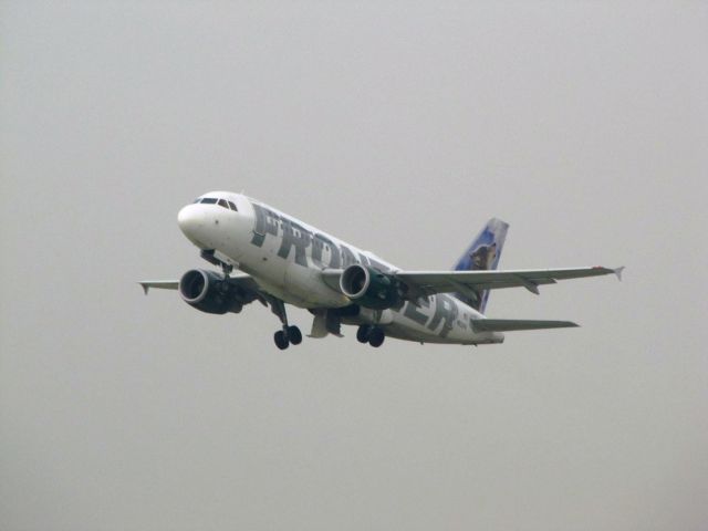 Airbus A320 (N933FR)