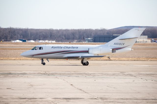 Dassault Falcon 20 (N808CK) - KFS21 taxiing out to Runway 5 for its flight to Shreveport. 808CK was recently painted up in Oscoda into a new paint job. 