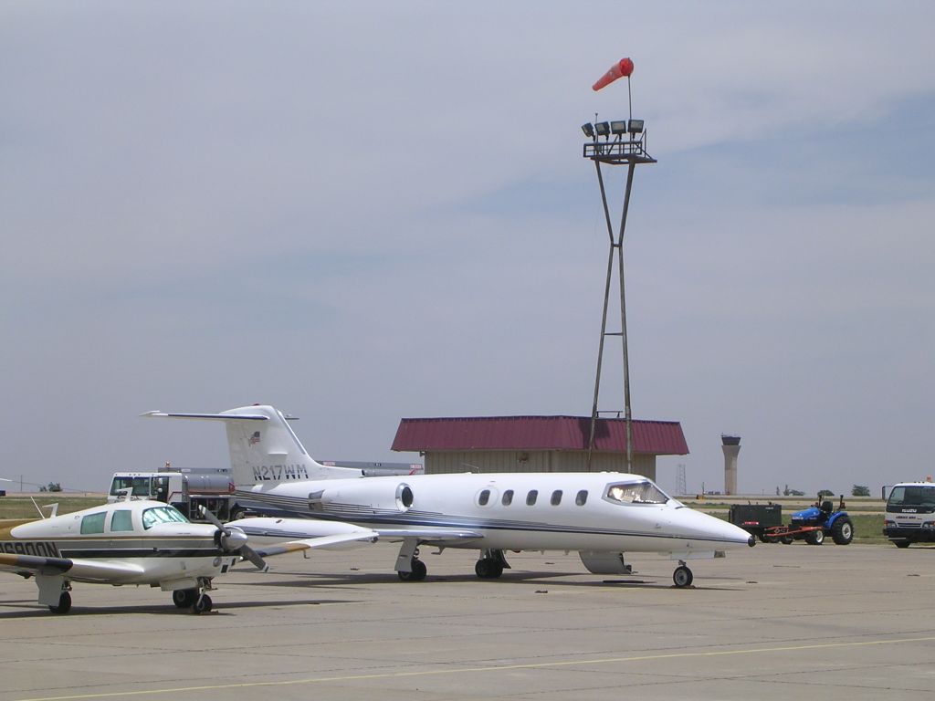 Learjet 25 (N217WM)