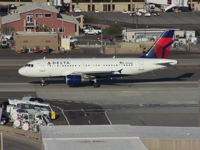 Airbus A319 (N318NB) - N318NB Delta (ex Northwest) A319 Phonenix Sky Harbour March 18th 2010