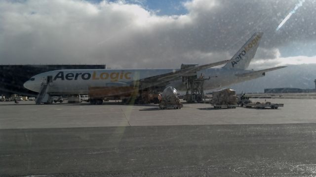 Boeing 777-200 (D-AALE) - Offloading