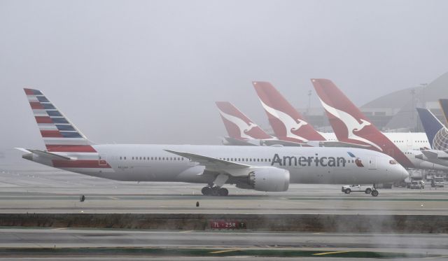 Boeing 787-9 Dreamliner (N823AN) - Taxiing to gate at LAX on a foggy morning