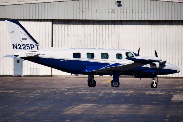 Piper Cheyenne 2 (N225PT) - 1981 Piper Cheyenne 2 (PA-31T2) arriving into the FBO ramp at the Buffalo Niagara International Airport 