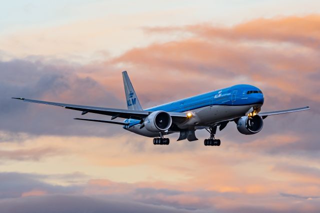 Boeing 777-200 (BOE573) - Freshly Painted BOE537 on final to KPAE 28 Jan 2021