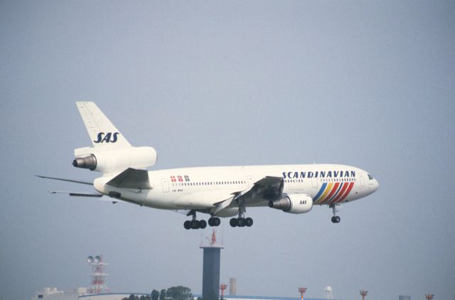 McDonnell Douglas DC-10 (LN-RKA) - Final Approach to Narita Intl Airport Rwy15 on 1985/07/18