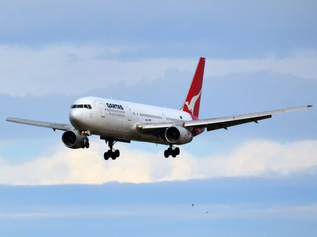 BOEING 767-300 (VH-ZXC) - On short finals for runway 05. Thursday 12th July 2012.