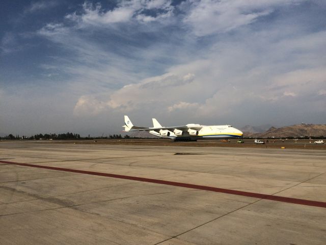 Antonov An-225 Mriya (UR-82060) - Antonov An-225 Mriya. Deja carga en Chile.