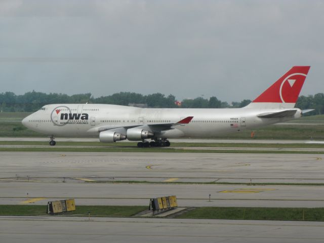 Boeing 747-400 (N664US)