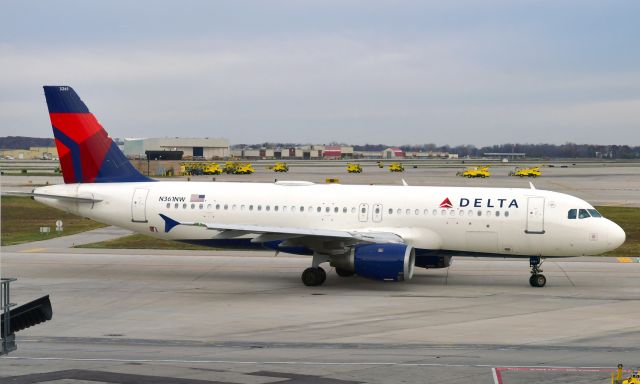 Airbus A320 (N361NW) - Delta Airbus A320-212 N361NW in Detroit 