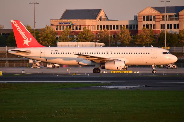 Airbus A320 (LY-OWL)