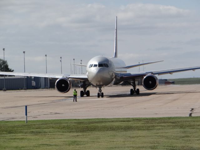 BOEING 767-300 (N378AX)