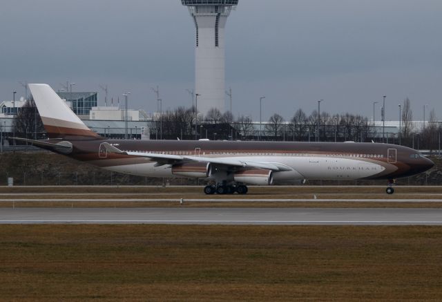 Airbus A340-300 (M-IABU)