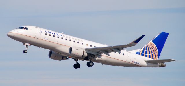 Embraer 175 (N107SY)