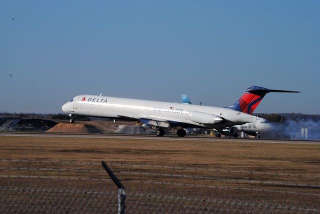 McDonnell Douglas MD-83 (N944DL)