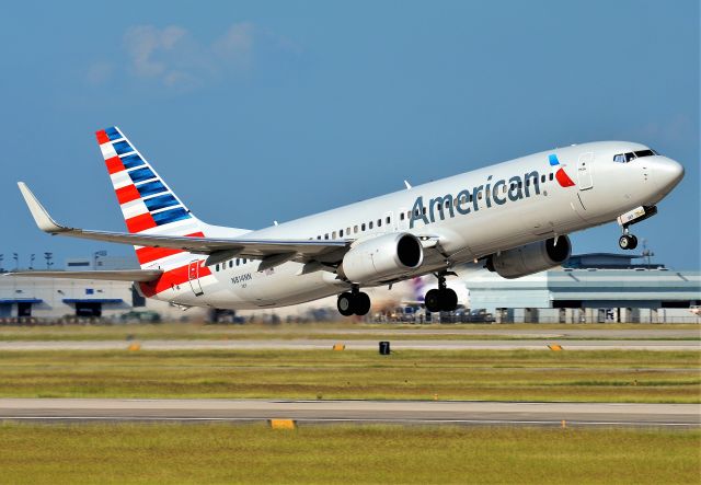 Boeing 737-800 (N814NN)