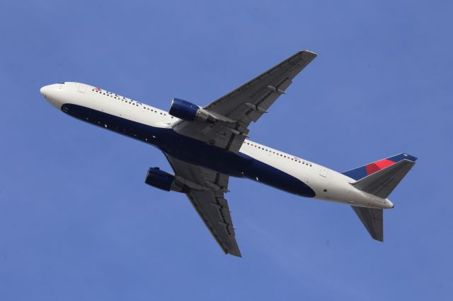 BOEING 767-300 (N125DL)