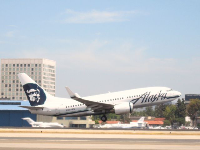 Boeing 737-700 (N625AS) - Taking off from RWY 19R