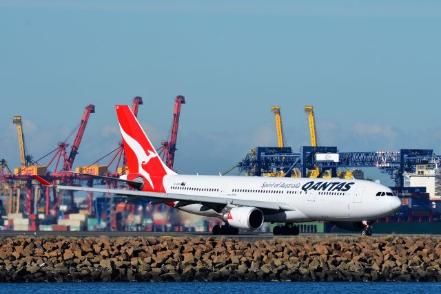 Airbus A330-200 (VH-EBD) - VH-EBD Qantas Airbus A330-202  02 / 07 / 2017