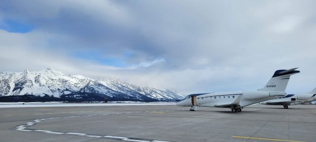 IAI Gulfstream G280 (N1580) - Waiting on passengers in the cold. 