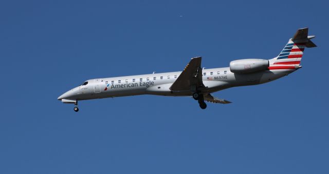 Embraer ERJ-145 (N637AE) - On final is this 1999 American Eagle Embraer ERJ-145LR in the Winter of 2020.