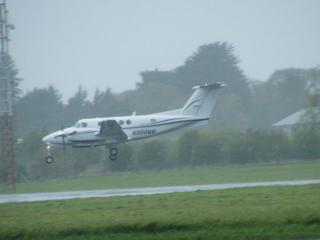 Beechcraft Super King Air 200 (N988MM) - N988MM Beech B200 KING AIR   CN BB1462 EX D-IWSH AT EINN 27-10-2010