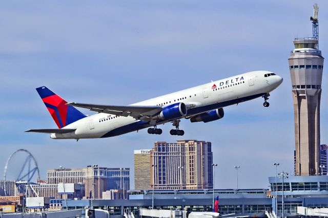 BOEING 767-300 (N153DL) - Delta Air Lines Boeing 767-3P6/ER / 1503 (cn 24985/340)br /br /McCarran International Airport (KLAS)br /Las Vegas, Nevadabr /TDelCorobr /September 29, 2013