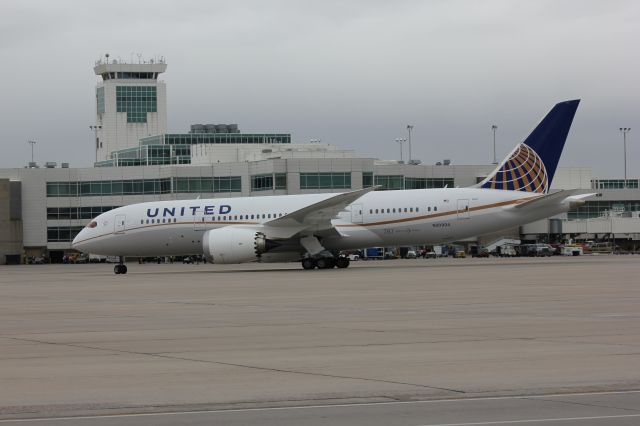 Boeing 787-8 (N20904) - First United 787 in to DIA on 10-13-2012.  Test flight no passengers.