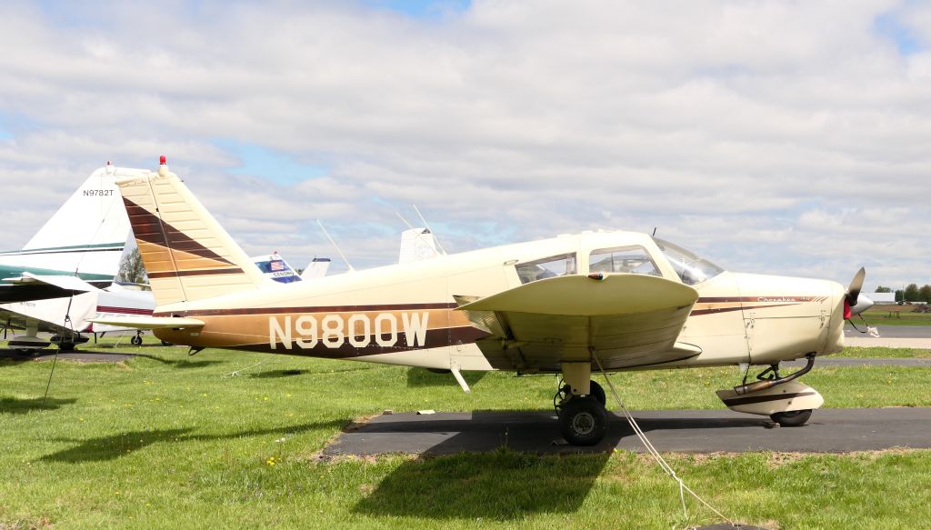 Piper Cherokee (N9800W)