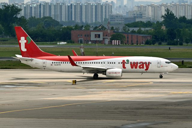 Boeing 737-800 (HL8070)