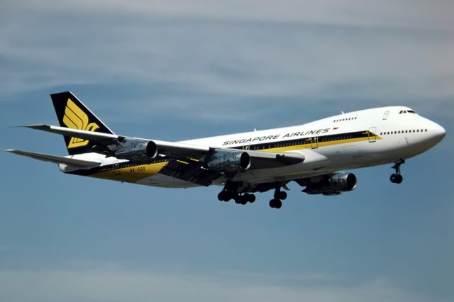 9V-SQO — - SINGAPORE AIRLINES - BOEING 747-212B - REG : 9V-SQO (CN 219040/457) - WEST BEACH AIRPORT ADELAIDE - YPAD (9/2/1985)