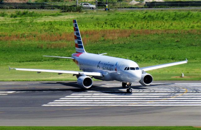 Airbus A320 (N128UW)