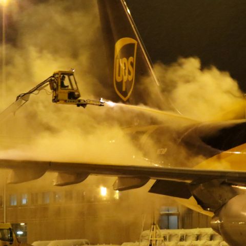 Airbus A300F4-600 (N873UP) - A300 getting a bath prior to departure in a heavy snow storm.