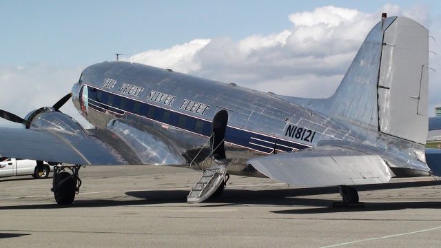 Douglas DC-3 (N18121)