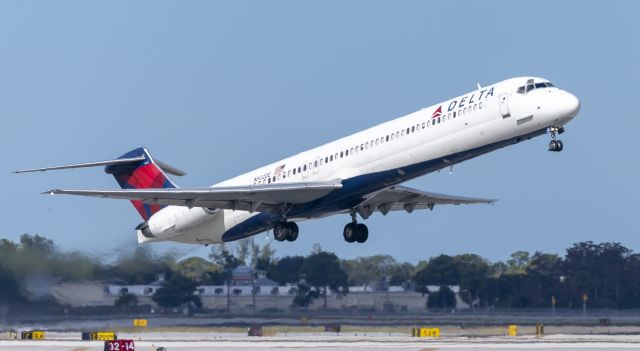 McDonnell Douglas MD-88 (N902DE)