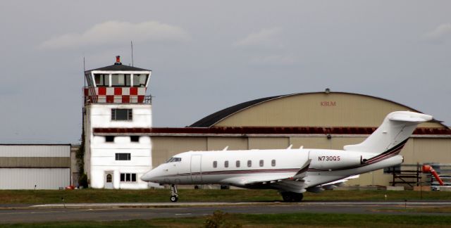Canadair Challenger 350 (N730QS) - Heading for departure is this 2016 Bombardier Challenger 350 in the Autumn of 2021.