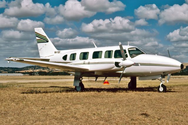 Piper Navajo (VH-TOT) - PIPER PA-31-350 NAVAJO CHIEFTAIN - REG : VH-TOT (CN 31-7405438) - PARAFIELD AIRPORT ADELAIDE SA. AUSTRALIA - YPPF (11/12/1984)