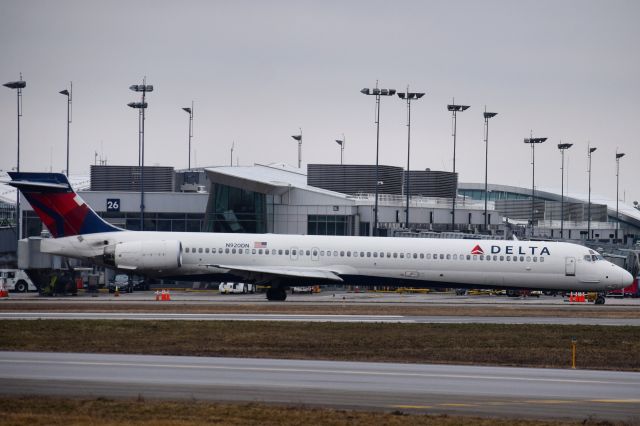 McDonnell Douglas MD-90 (N920DN) - Delta Air Lines MD-90 taxiing past the terminal in Buffalo before heading down to home base in Atlanta...