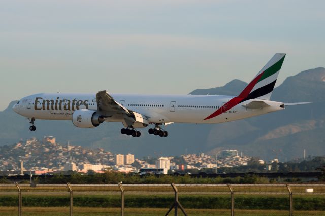 Boeing 777-200 (A6-EPY)