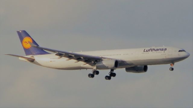 Airbus A330-300 (D-AIKM)