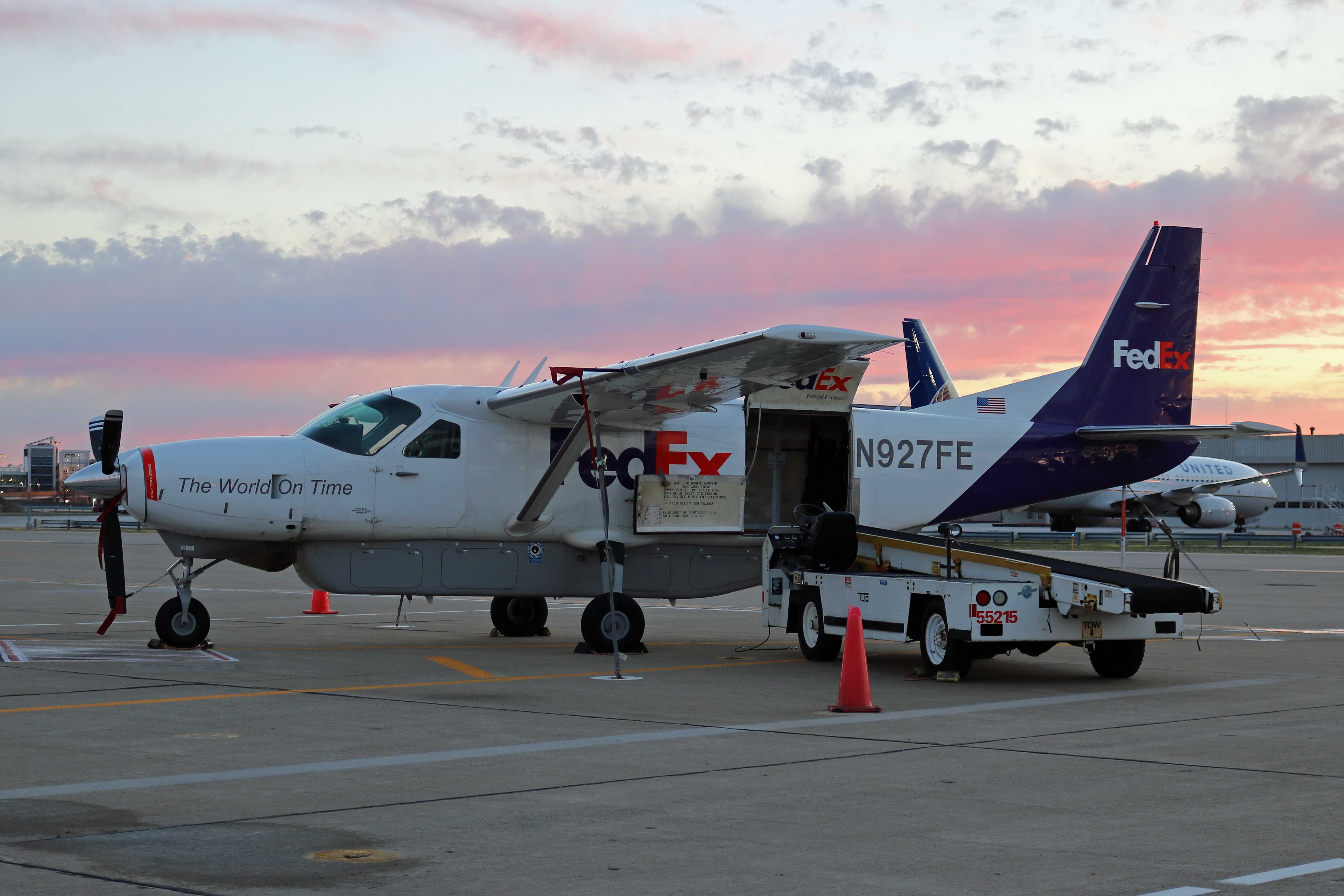 Cessna Caravan (N927FE)