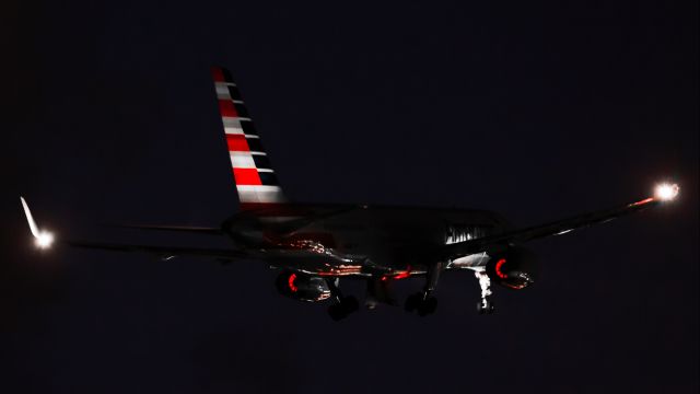 Boeing 757-200 (N941UW) - American Airlines N941UW B757-200 seen blowing her 2 X ROLLS-ROYC RB.211 SERIES at 22000 Horsepower/Thrust while departing St Maarten after dark.